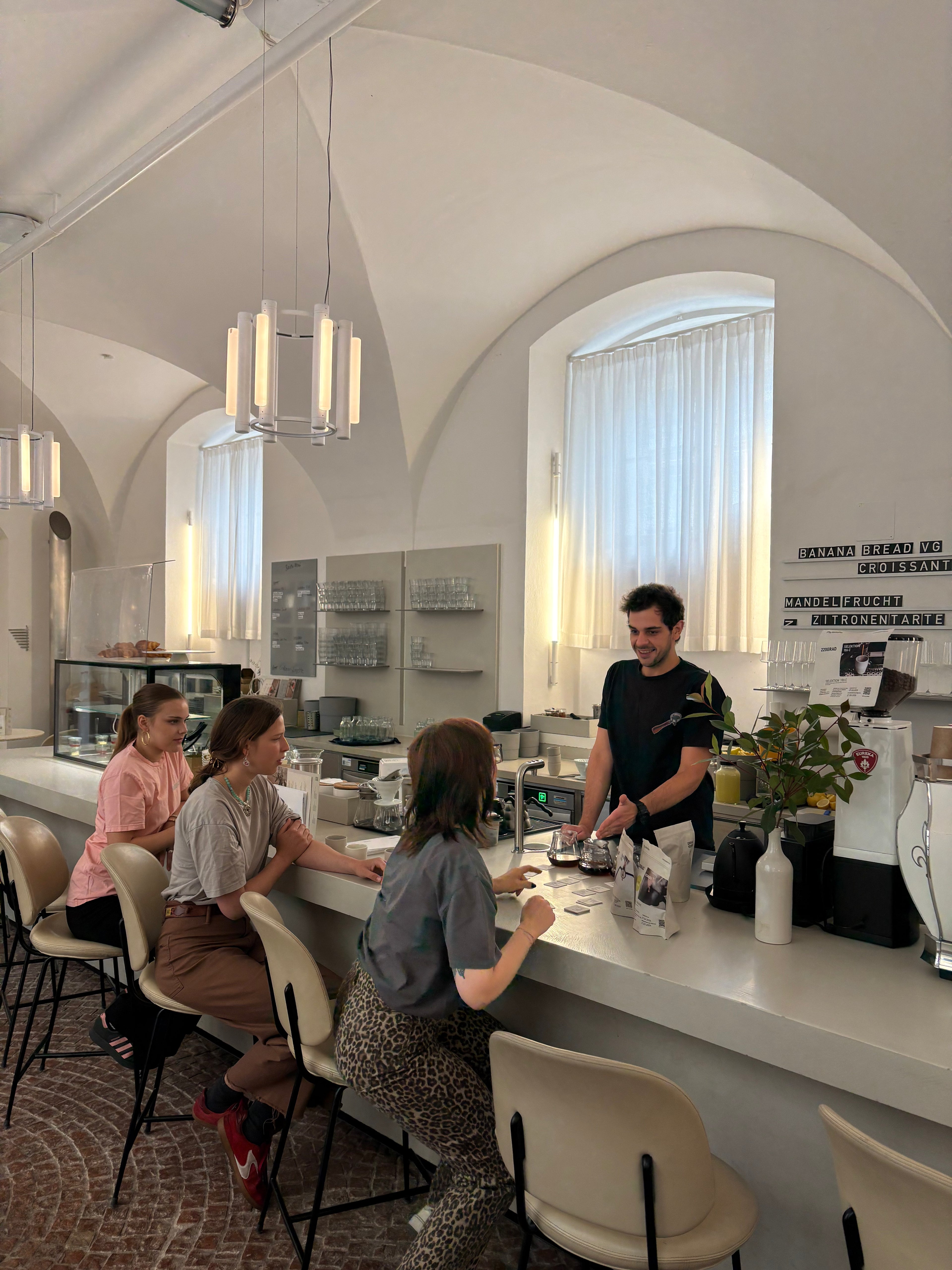 Verkostung an der Bar mit Barista