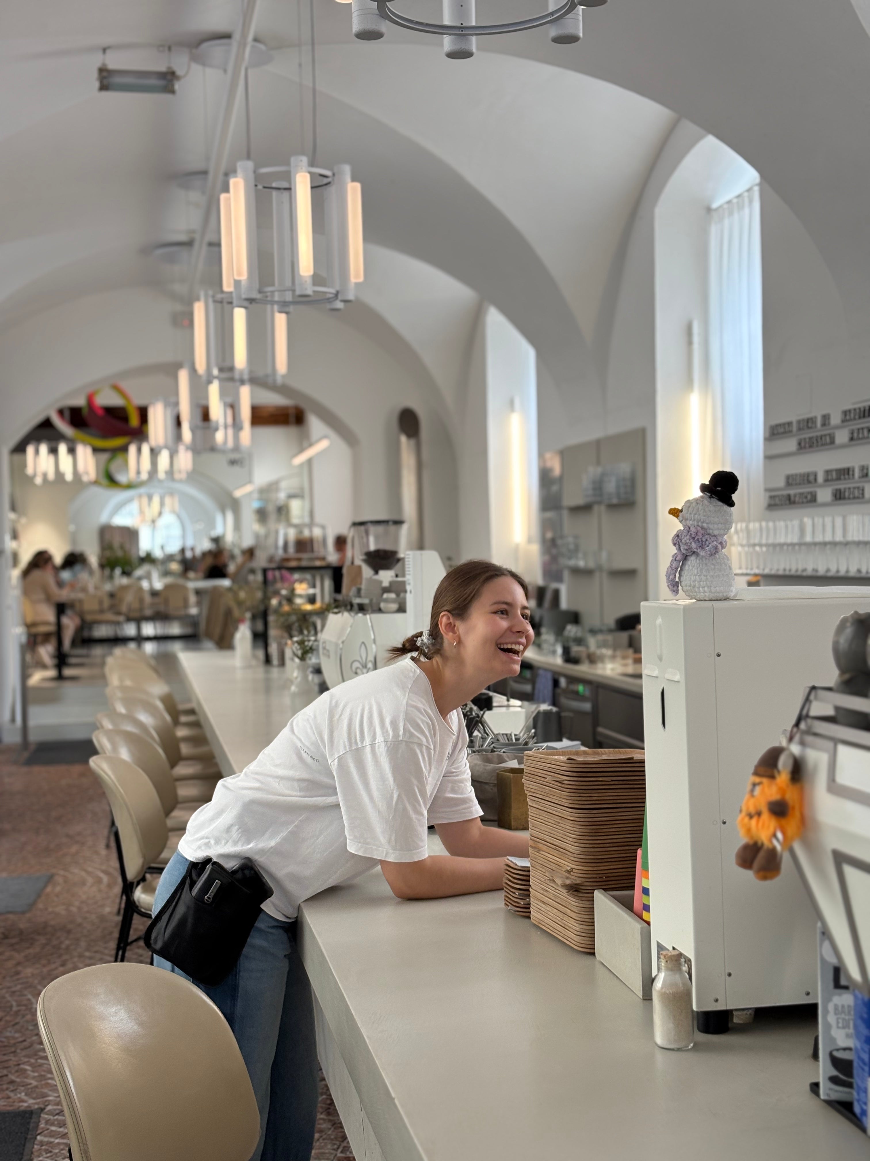 Service-Mitarbeiterin im 220GRAD Rupertinum
