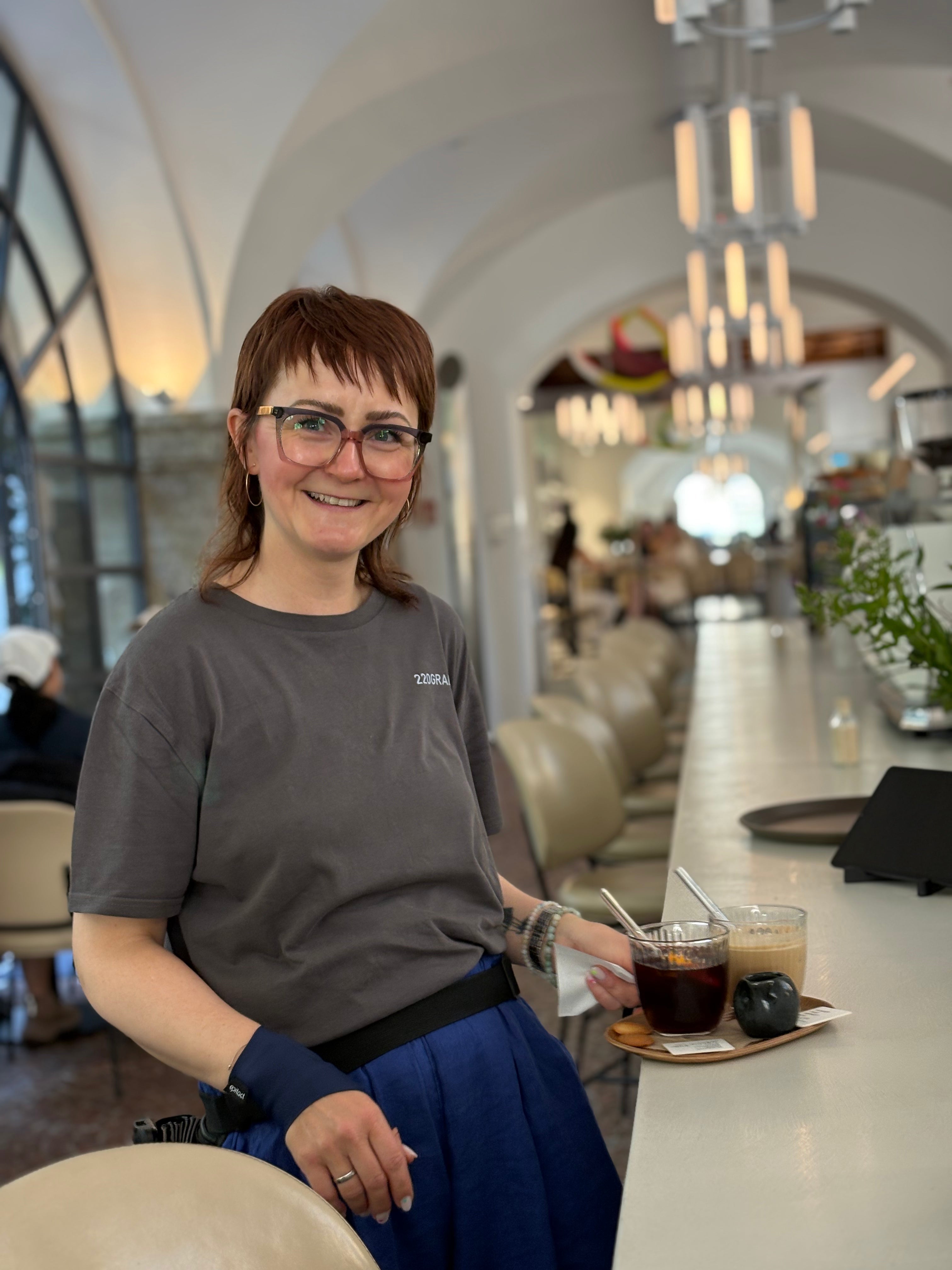 Location Lead im 220GRAD Rupertinum serviert Kaffee