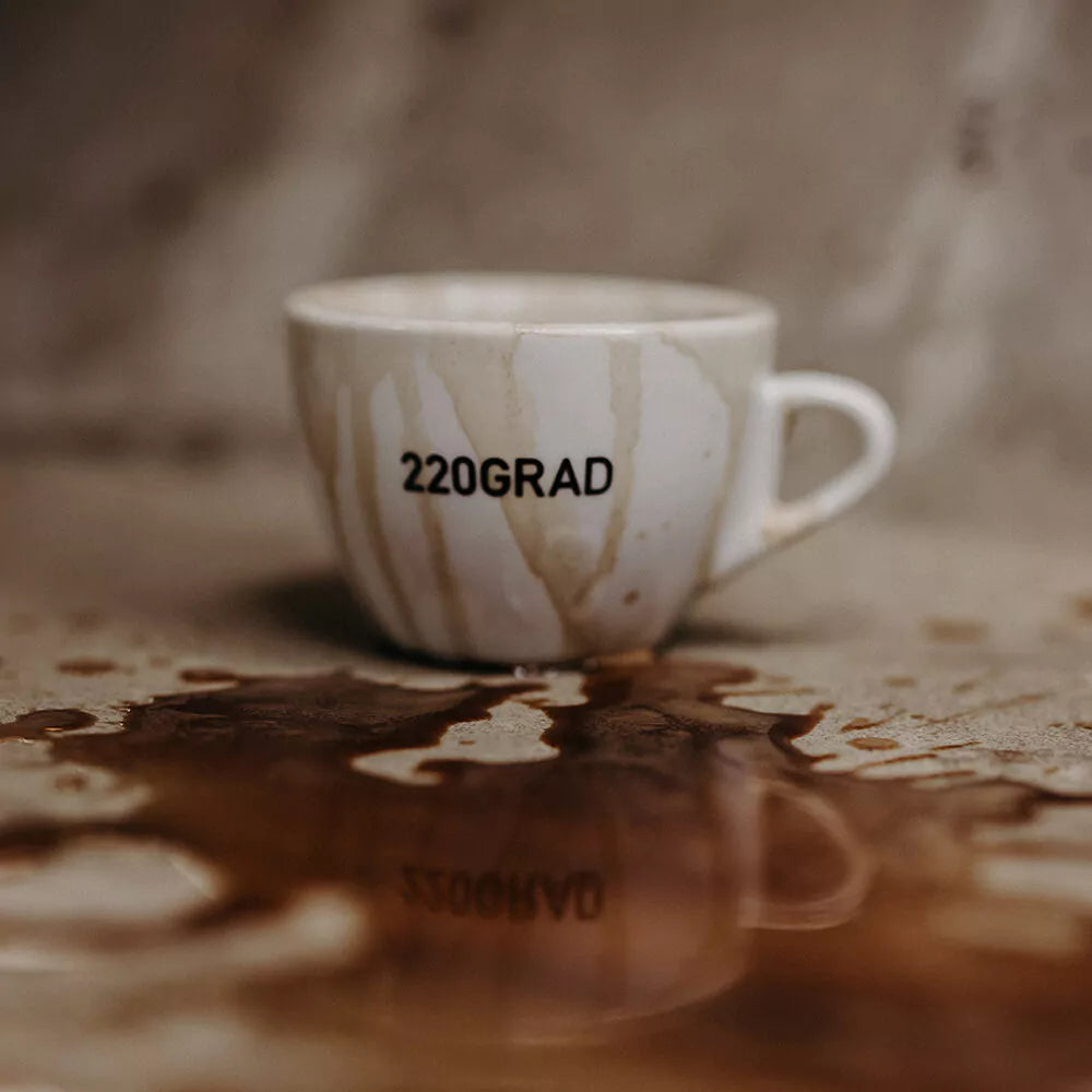 Fest, Flüssig, Flüchtig. Die Welt des Kaffees im Fluss.