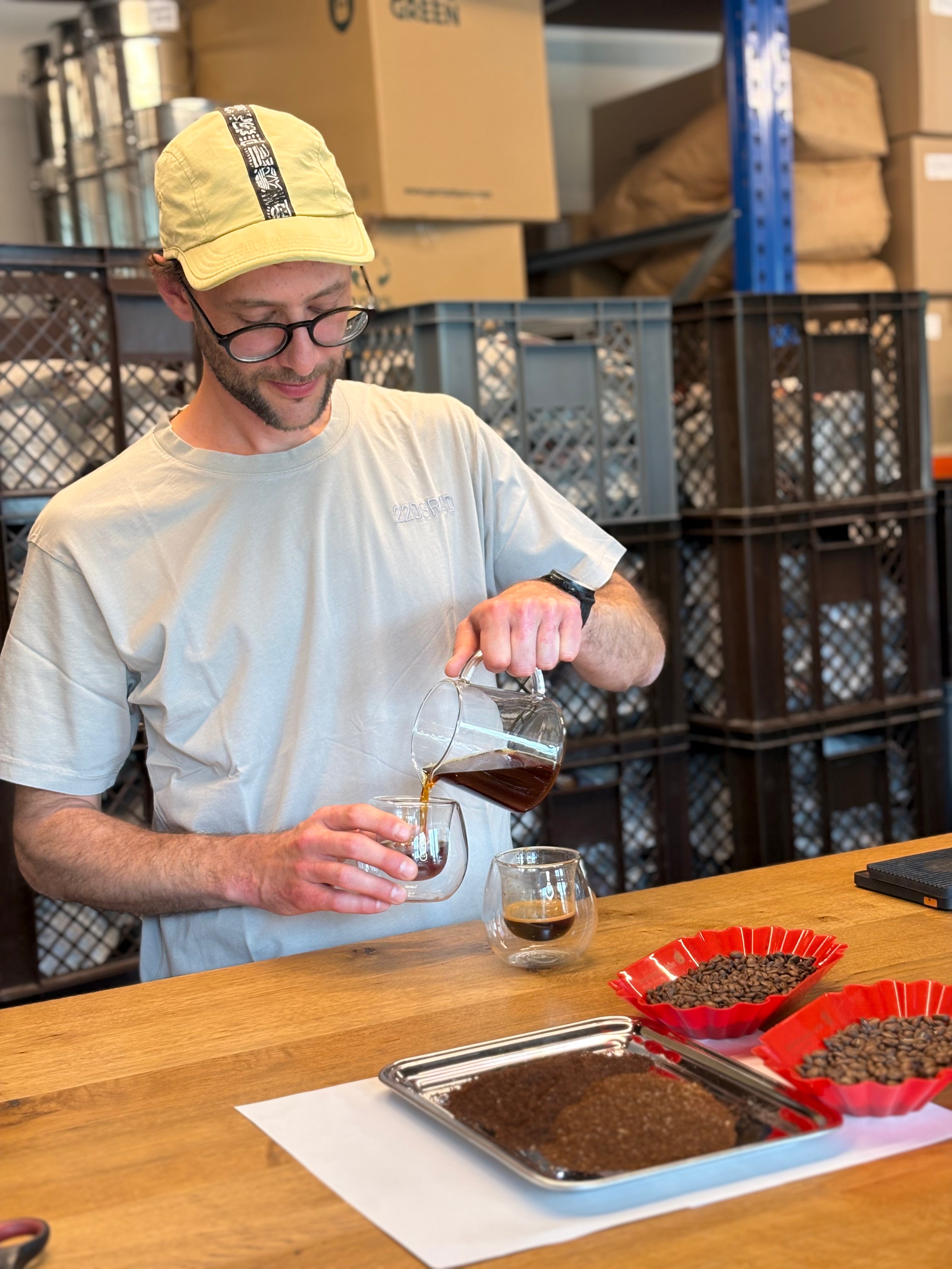 Röstmeister schenkt Filterkaffee ein