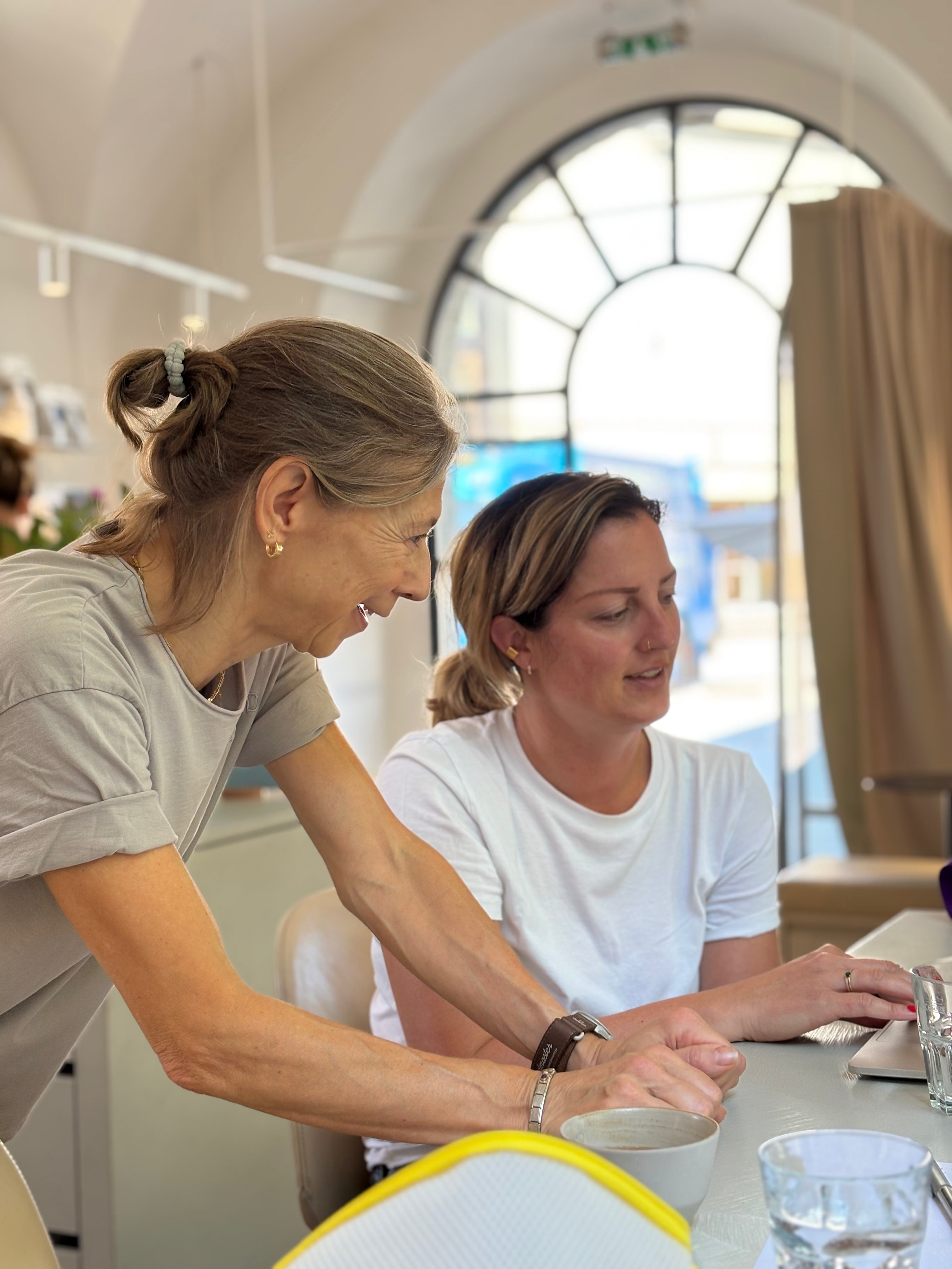 Katharina und Ursula besprechen Details am Laptop