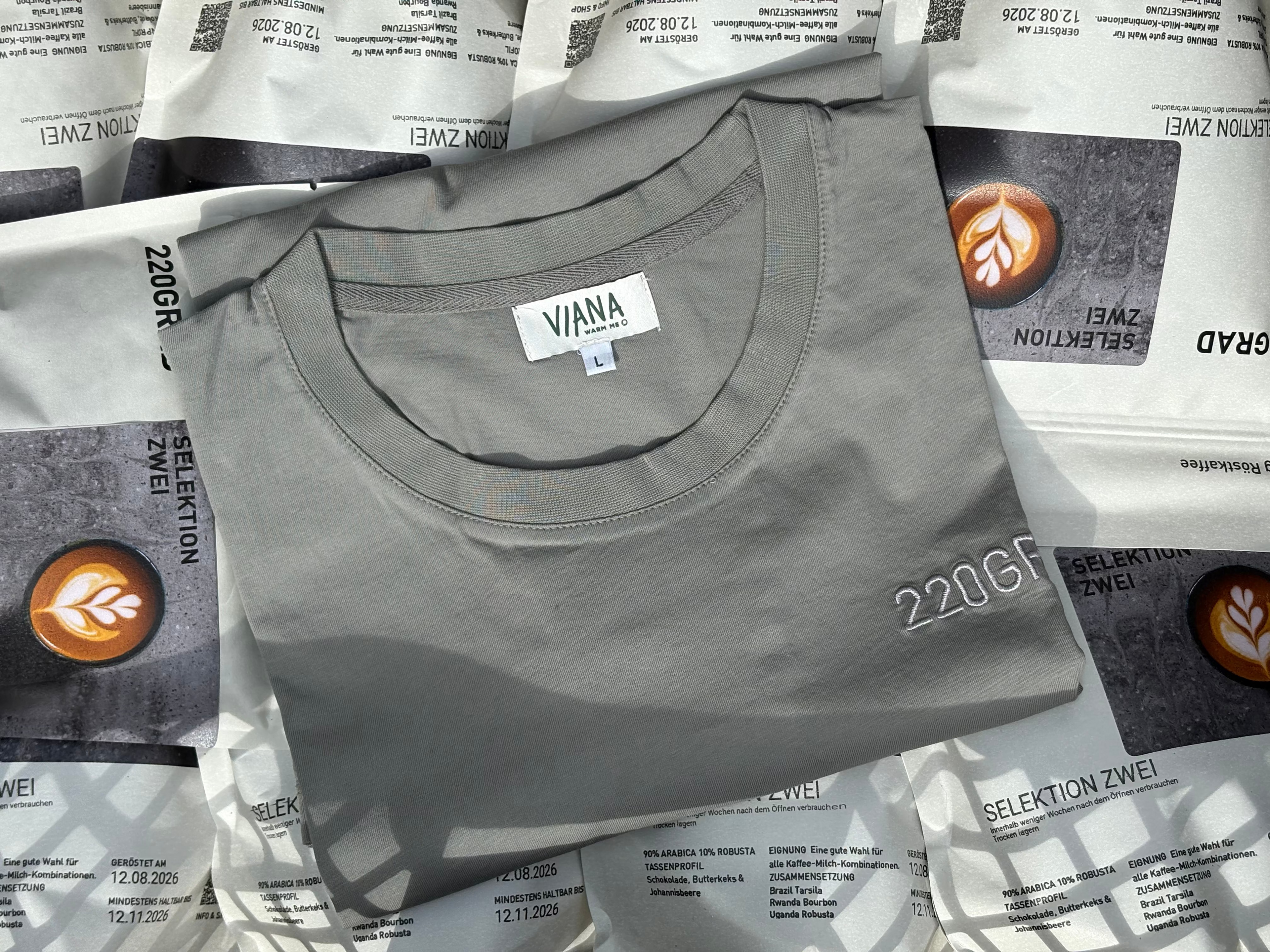 T-Shirt liegend auf Kaffeeverpackungen