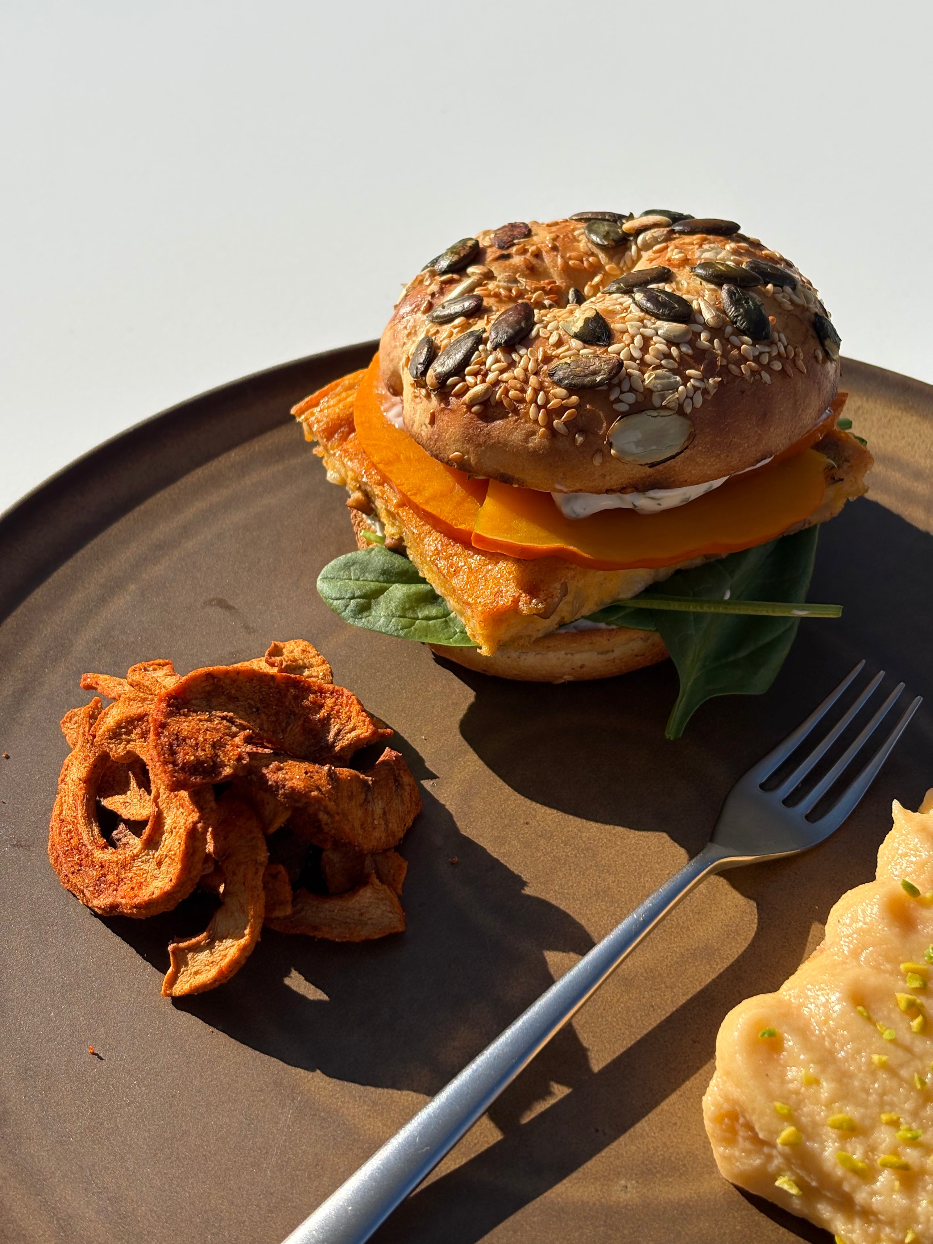 Brioche-Bagel mit Apfelchips