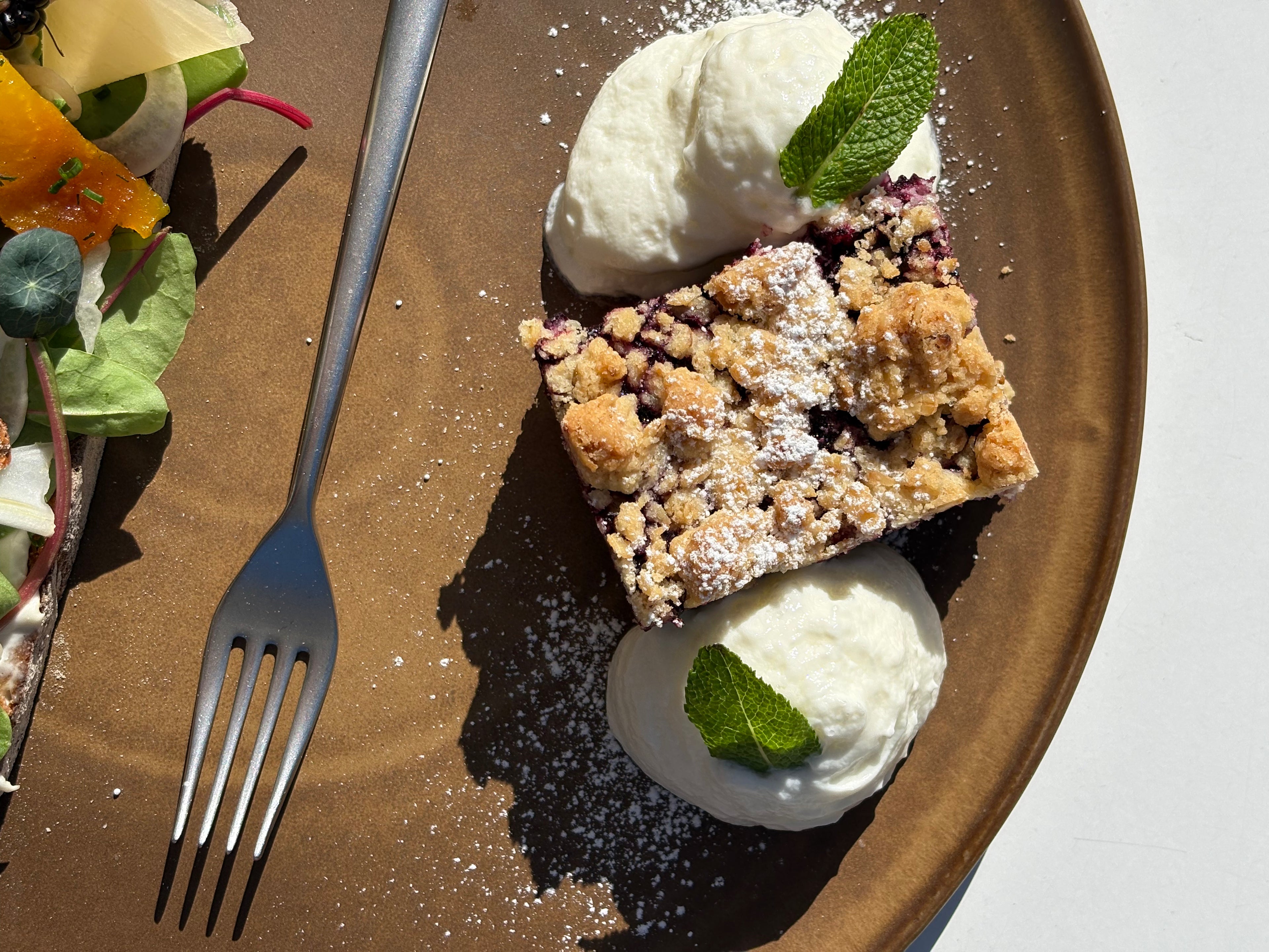 Holunder-Streuselkuchen mit Buttermilch-Espuma