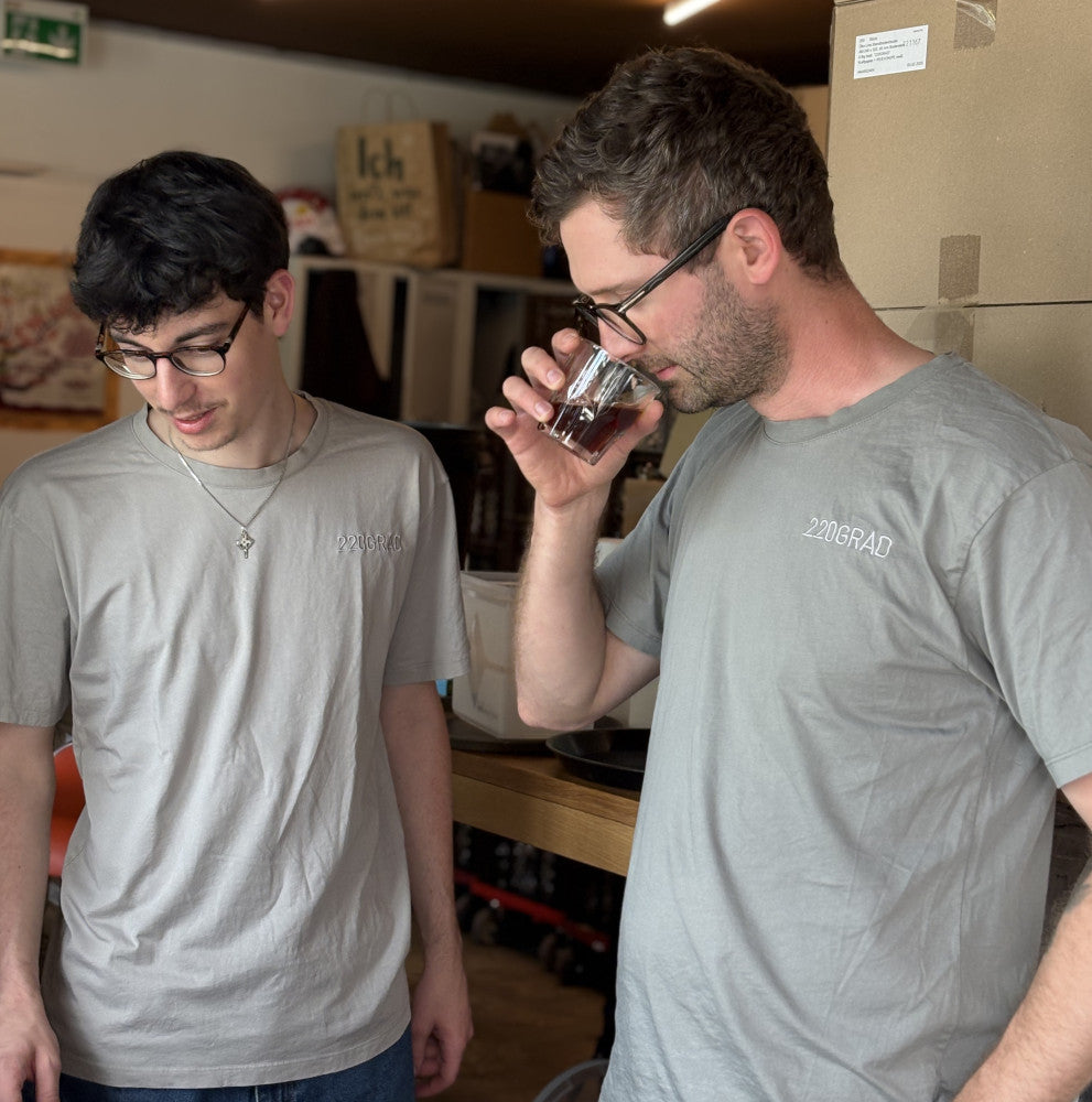 Zwei Rösterei-Mitarbeiter im grauen 220GRAD-T-Shirt